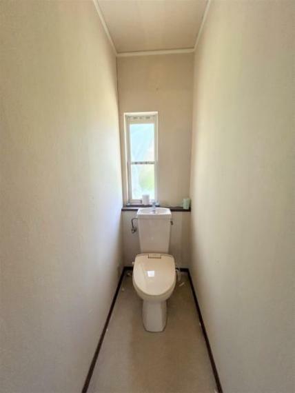 【リフォーム中5/18撮影】2階トイレ写真。便器交換、クロス張替え、クッションフロア張替えをします。2階にもトイレがあると便利ですね。