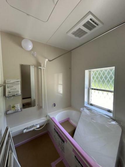 【リフォーム中5/18撮影】浴室はハウステック製の新品のユニットバスに交換します。足を伸ばせる1坪サイズの広々とした浴槽で、1日の疲れをゆっくり癒すことができますよ。