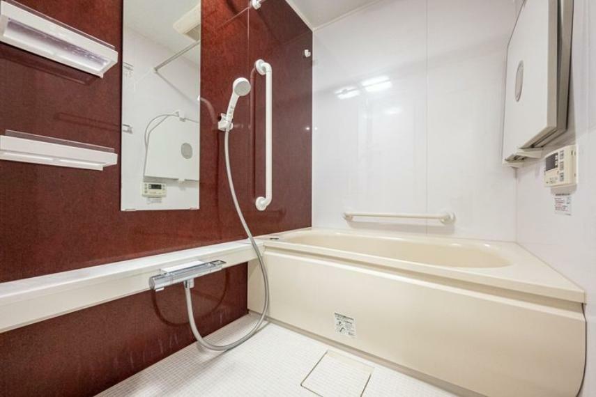 浴室はブラウンのアクセントパネルで、落ち着いた印象。浴室の床も水はけが良くお掃除もしやすい仕様です。