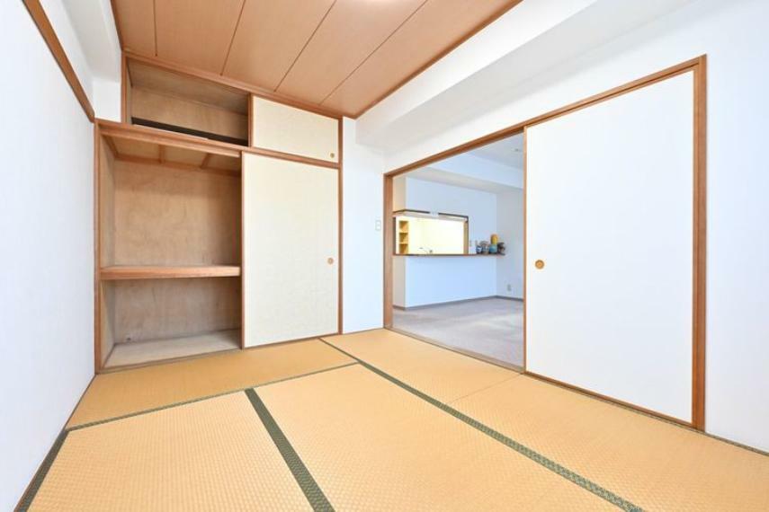 リビングに隣接している和室。ふすまを開ければ広々としたスペースになります。