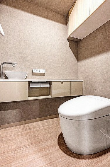 デザイン性の高いタンクレストイレを採用。手洗い器や上部吊戸棚など、収納も確保されてます。
