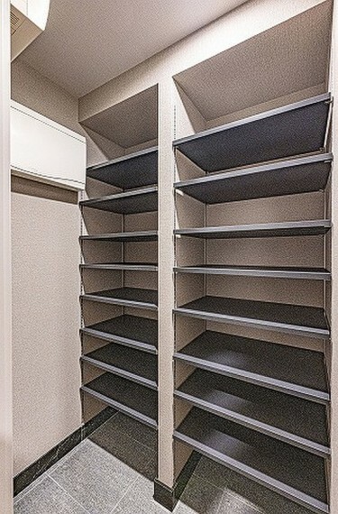 SICは、高さ調節が可能な可動棚を使用。ベビーカーやアウトドア用品の収納にも便利です。
