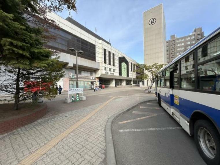 【周辺環境＿駅】JR函館本線桑園駅まで約800m（徒歩10分）です。札幌駅まで一駅（JR乗車時間3分）になります。学園都市線も利用することができ、とても便利です。