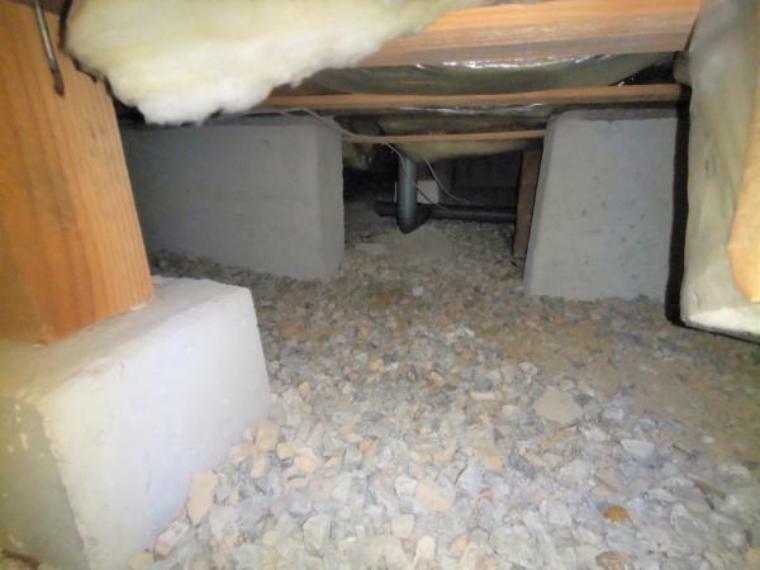 中古住宅の3大リスクである、雨漏り、主要構造部分の欠陥や腐食、給排水管の漏水や故障を2年間保証します。その前提で床下まで確認し、シロアリの被害調査と防除工事もおこないます。