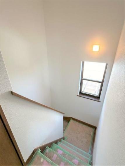 【リフォーム中/階段】階段別角度の写真です。窓があるので開放的ですね。