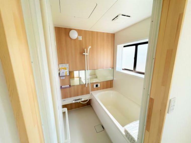 【リフォーム済/風呂】浴室はハウステック製のユニットバスに交換します。浴槽には滑り止めの凹凸があり、床は濡れた状態でも滑りにくい加工がされている安心設計です。