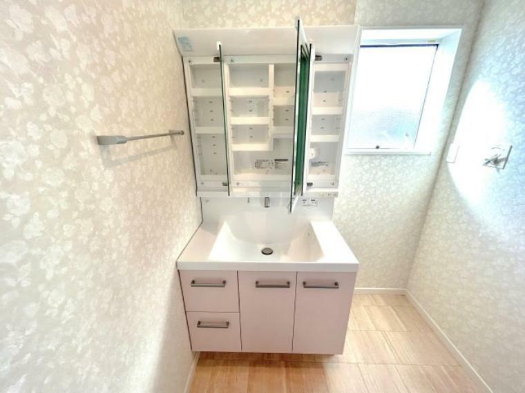 三面鏡タイプの洗面化粧台は鏡裏が全て収納となっている為、散らかりやすい歯ブラシやスキンケア用品などもスッキリ収納