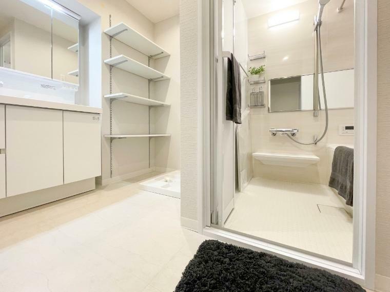 【Powder room-洗面所】脱衣所、洗面所は小さなプライベートスペース。歯磨き、洗顔と毎日施す個人空間。