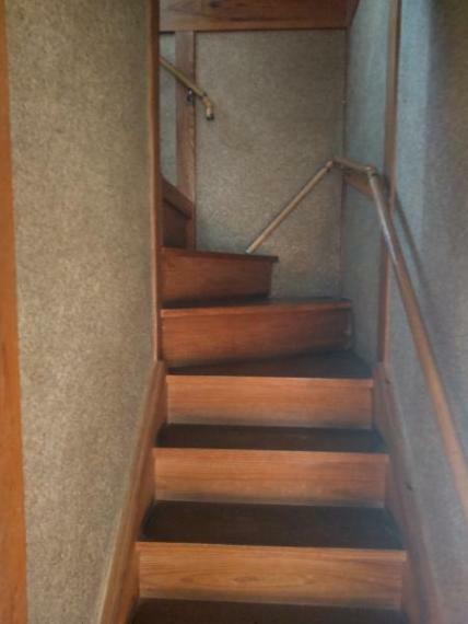 【リフォーム中】現在の階段写真です。壁、手摺り新設致します。