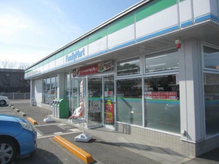 【コンビニ】ファミリーマート伊勢崎茂呂店様まで約1500m（車3分）。近くにコンビニがあるとふとした買い物もすぐに行けて便利です。