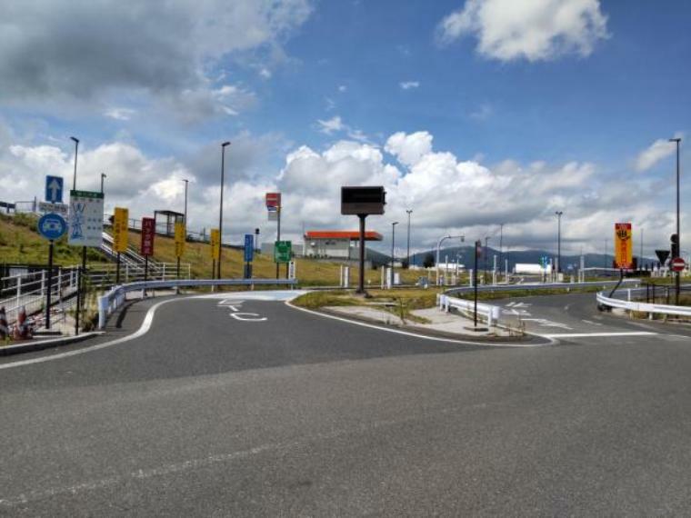 今川スマートインターチェンジまで車で4分（2000m）。北九州市・大分県方面にも素早くアクセス出来ます。