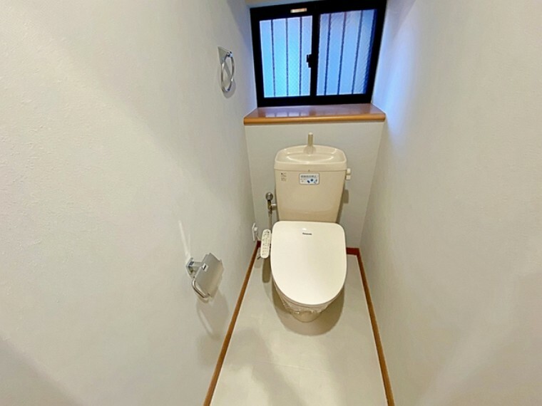 1,2階にトイレがあります。快適な温水洗浄便座付きです！<BR/><BR/>窓付きのトイレで換気もしっかりできます。<BR/>（洗浄暖房便座1F、2F交換済）