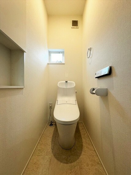 ■一体型トイレは全体的に凹凸が少なく、お掃除ラクラクスッキリとした印象を与えます