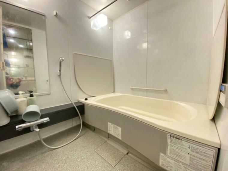 浴室は大型1620サイズの低床ユニットバス（またぎ高約45cm）　浴室換気乾燥機等設備充実