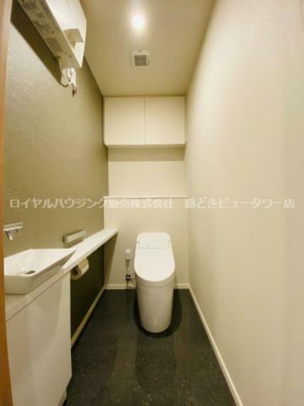 空間のゆとりと広がりを確保できるローシルエットトイレ 背面には収納戸棚あり