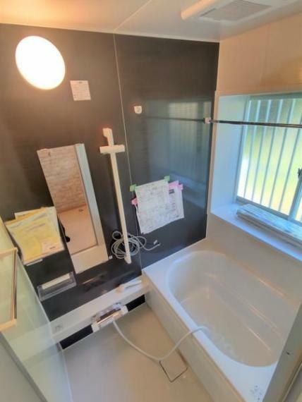 【リフォーム完成済み】浴室はハウステック製の新品のユニットバスに交換。浴槽には滑り止めの凹凸があり、床は濡れた状態でも滑りにくい加工がされている安心設計です。