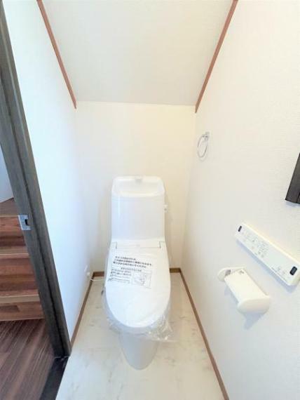 【リフォーム済】1階トイレの様子を撮影いたしました。クッションフロア張替え、クロス張替え、照明交換予定です。トイレはLIXIL製の温水洗浄機能付きに新品交換します。直接お肌に触れる部分なので、新品だと嬉しいですね。
