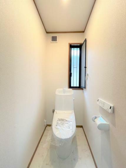 【リフォーム済】2階トイレの様子を撮影いたしました。クッションフロア張替え、クロス張替え、照明交換予定です。トイレはLIXIL製の温水洗浄機能付きに新品交換しました。直接お肌に触れる部分なので、新品だと嬉しいですね。