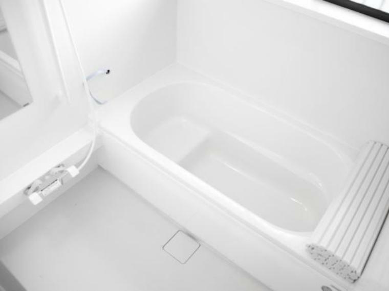 【同仕様写真】浴室は1坪サイズのハウステック製を設置。高い節水効果を持ちながら、肩まわりゆったりの入浴感が楽しめるバランスのとれた浴槽です。