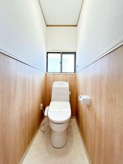 （リフォーム済）トイレは天井・壁のクロスを貼り替え、床をクッションフロア貼りにしました。温水洗浄付き便器に交換も行い清潔に仕上げています。