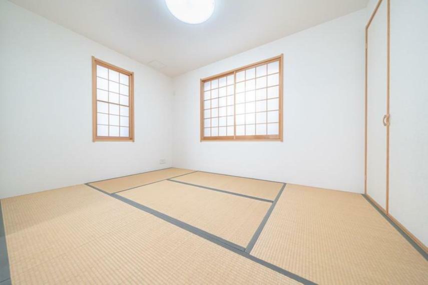リビングに隣接した和室は引き戸を開けておくことで、お部屋をより広く感じることが出来ます。