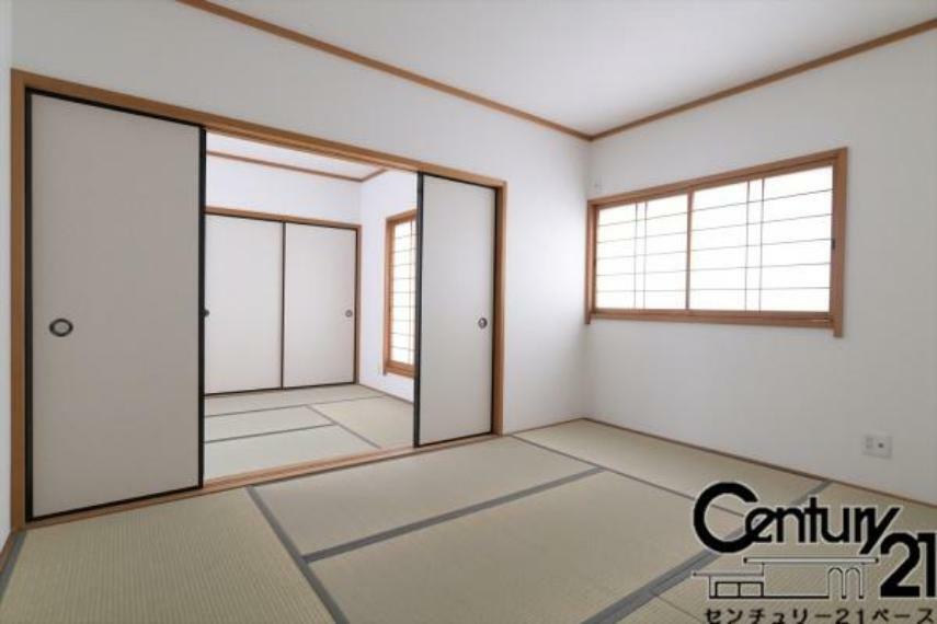 ■現地撮影写真■2部屋続きの和室は襖を開けると開放的です！
