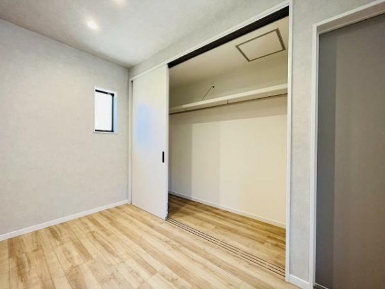 寝室クローゼット。大容量の収納スペースをしっかり設けることで、お部屋を広く使うことができます。