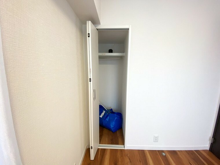 部屋と部屋の隙間をうまく使ったスリムな収納スペース。