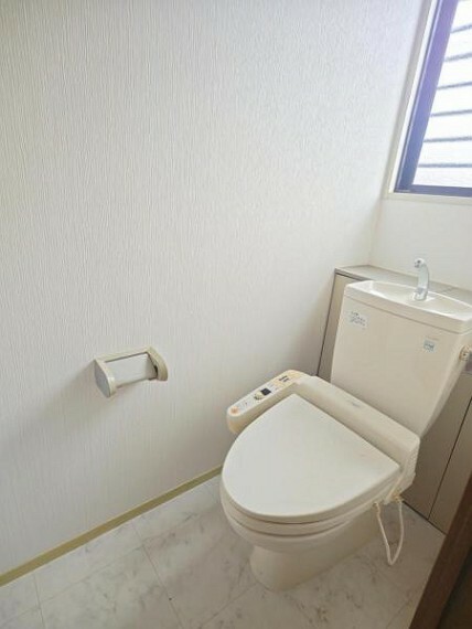 ■換気にも便利な小窓を備えたトイレ