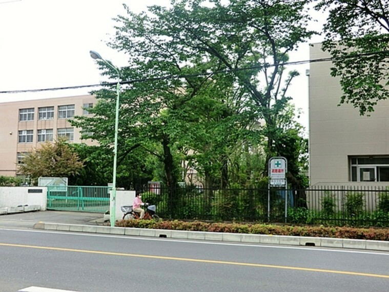 草加市立新栄中学校　860m