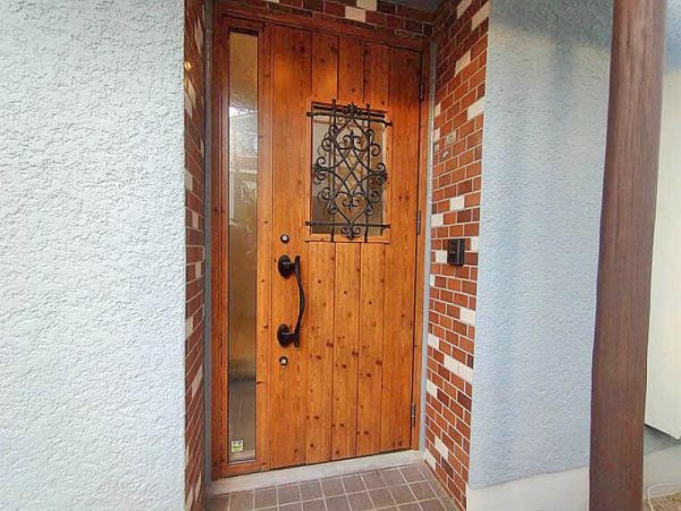 オシャレなデザインの玄関ドアは気分が上がります