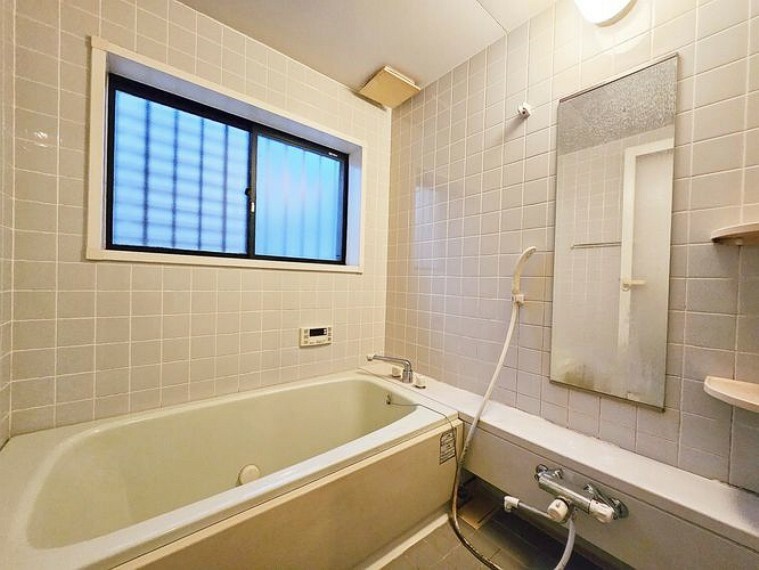 全面を統一した落ち着きのある大人の空間の浴室。淡い色合いとすることで清潔感のあるゆったりとした落ち着いた雰囲気になります。また、水垢汚れを早期に見つけることができます。