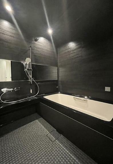 全体が漆黒の落着きのある浴室
