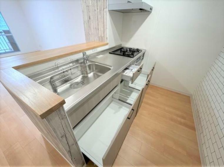 【リフォーム済】新しく交換したキッチンは収納スペースが豊富なので食器棚などのスペースも抑えられますね。