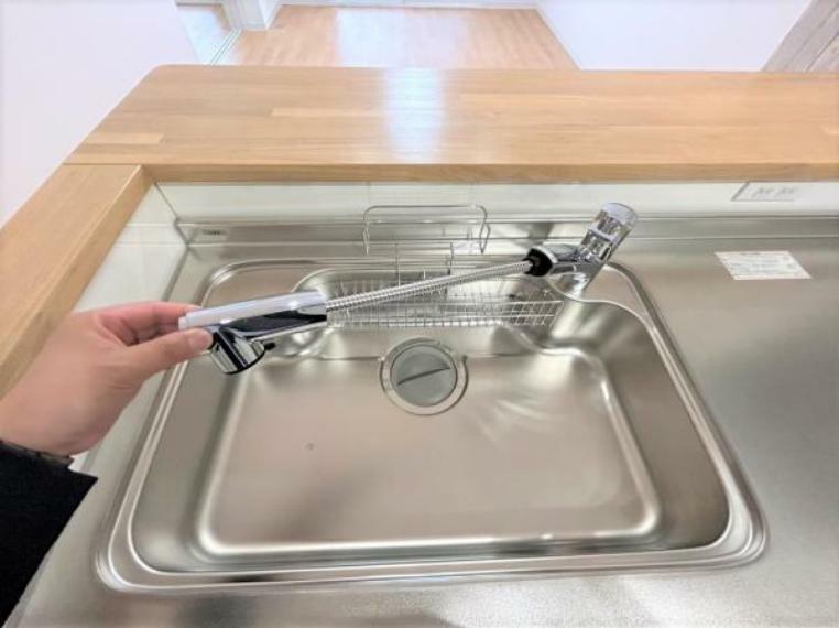 【リフォーム済】新しく設置したキッチンの水栓金具はシャワーノズル式になっています。お掃除などもしやすくなるので使い勝手が良いですね。
