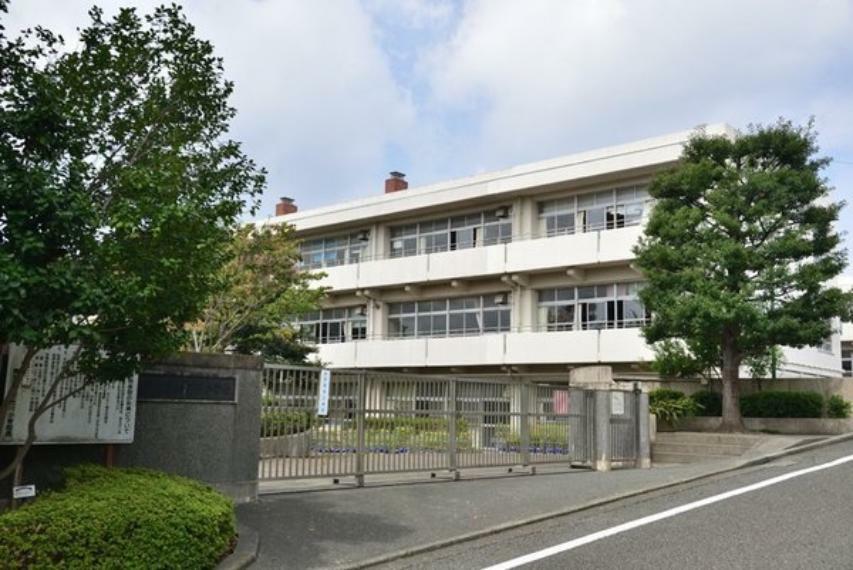 横浜市立新石川小学校 のびのびとした雰囲気です。最寄り駅がたまプラーザという事もあり周辺に住んでいる人達も雰囲気が良く、治安も良いと感じます。