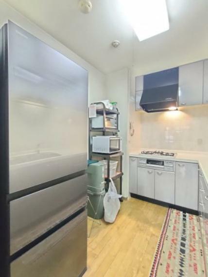 ・キッチン 　冷蔵庫、食器棚等を置きやすい十分な広さがあります。