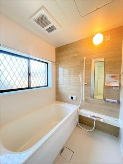 【リフォーム済】浴室の様子を撮影いたしました。浴室はハウステック製の新品のユニットバスに交換しました。自動湯張り・追い焚き機能付きで、いつでも温かいお湯につかれます。