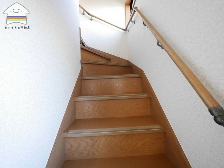 階段は手すり付きで安心です