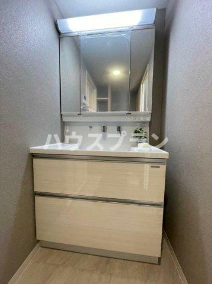 三面鏡洗面台は洗面スペースを広々と使える便利な設計です。 側面の鏡で360度の視界を確保し、メイクや洗顔を快適に行えます。 鏡裏は収納スペースとなっており、スキンケア用品などを収納することができます。