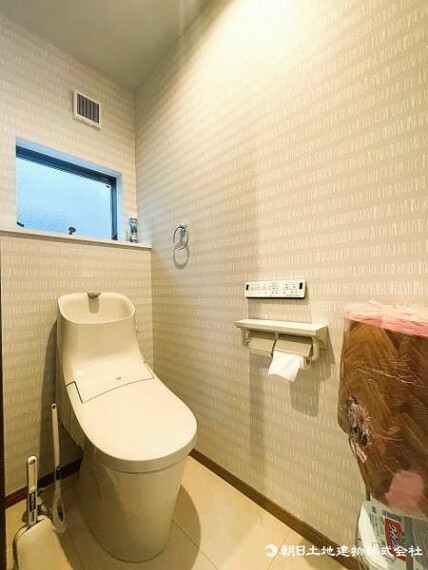 使いやすくお手入れのしやすい壁付リモコンタイプのシャワートイレ