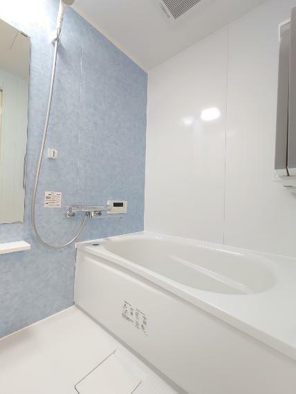 浴室も新調！TOTO製の浴室だから、ひやっとしないホッカラリ床採用。壁にマグネットも付くので、汚れにくいあの製品が使えます！