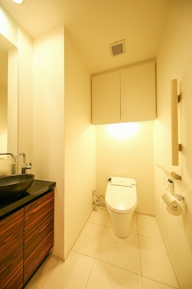 トイレカウンターには御影石の天板が設置されたデザイン。洗練された置き型ボウルが印象的です。