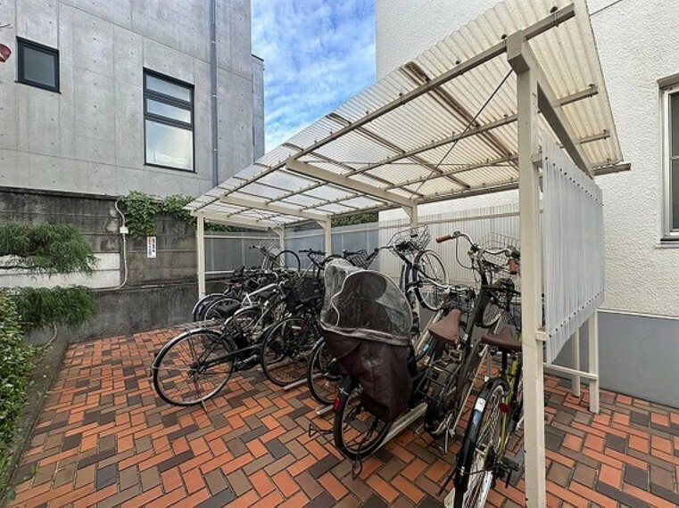 屋根付きの駐輪場がございますので、雨風から大切な自転車を守れるので雨ざらしにするよりも劣化しにくいです。日常使いするものだから使いやすいのがポイントです。