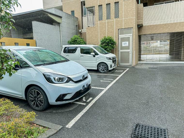 【駐車場】毎日の生活にマイカーが必須という方は、購入を検討する際、駐車場があることは大事な条件です。毎日の通勤や家族の送迎、買い物やお出かけなどクルマのある暮らしを満喫したい方は要チェック。