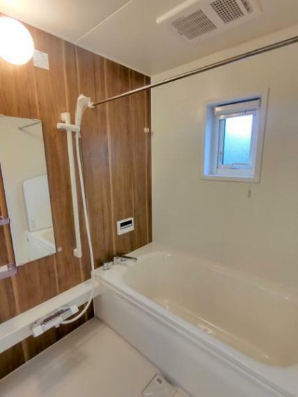 浴室はハウステック製の新品のユニットバスに交換しました。浴槽には滑り止めの凹凸があり、床は濡れた状態でも滑りにくい加工がされている安心設計です。