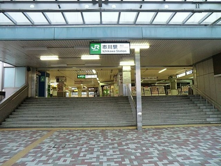 市川駅（JR 総武本線） 徒歩4分。