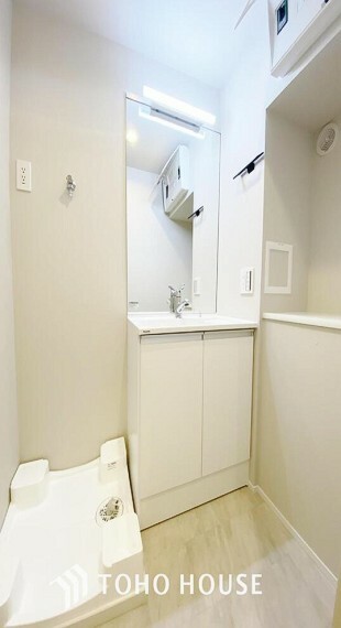 「清潔感ある洗面室」白を基調とし、機能的でスッキリとした印象の洗面台になっています。