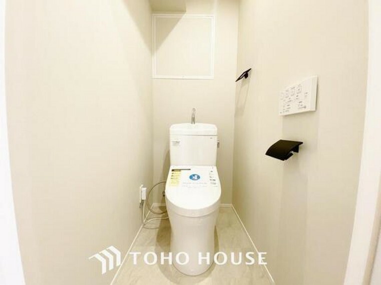 「リフォーム済みのトイレ」トイレは快適な温水洗浄便座付です。清潔感のあるホワイトで統一しました。いつも清潔な空間であって頂けるよう配慮された造りです。