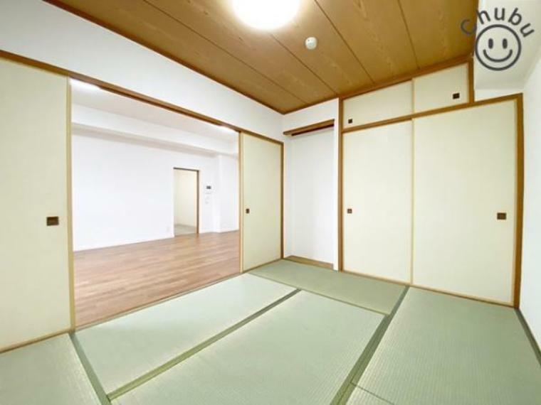 リビングに隣接した6帖の和室は小さなお子様の遊び場や洗濯物を畳んだりとミセスコーナーとしても使えます。